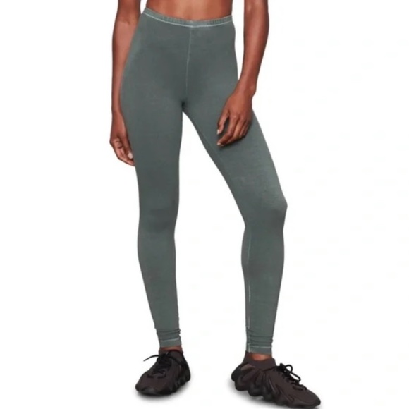 SKIMS Outdoor Legging in Malachite - Picture 3 of 5